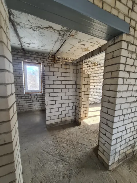 Кирпичные перегородки с дверными проёмами до отделки