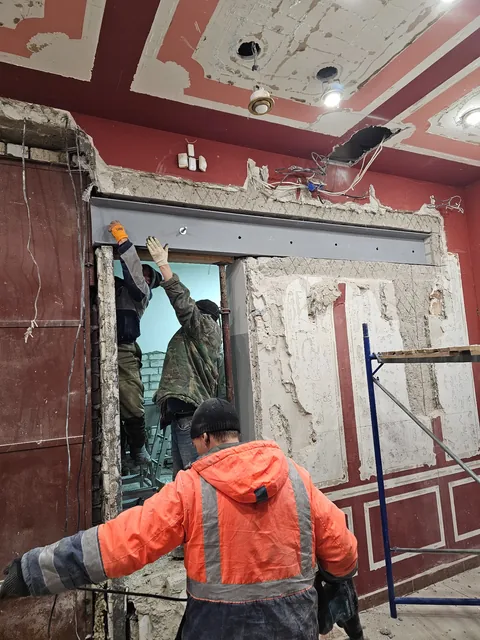 Монтаж металлического элемента над проёмом в кирпичной стене