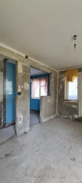 Комната со снятыми покрытиями стен и открытым основанием пола