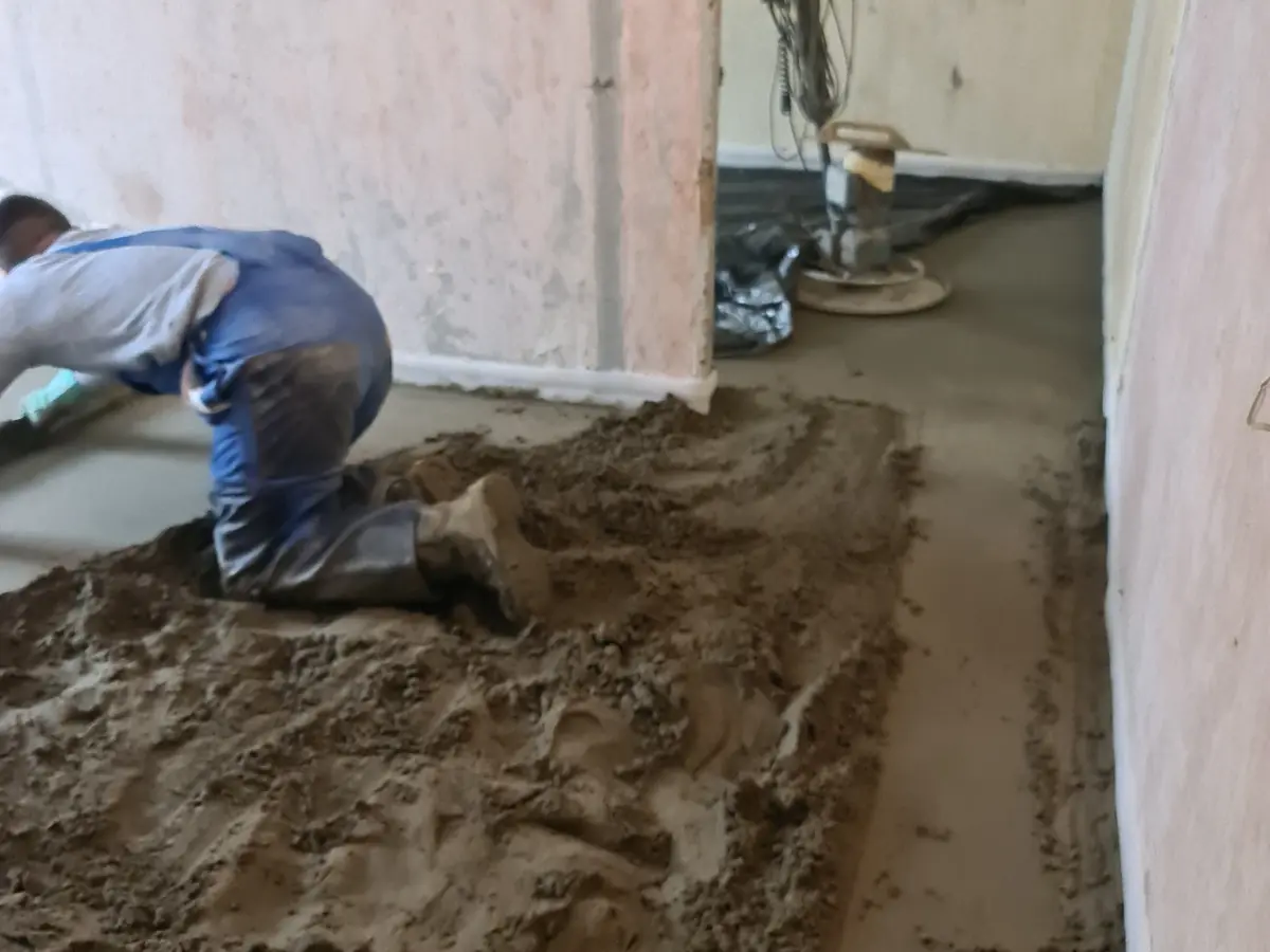 Укладка и выравнивание полусухой стяжки